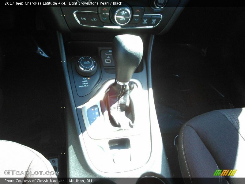 Light Brownstone Pearl / Black 2017 Jeep Cherokee Latitude 4x4
