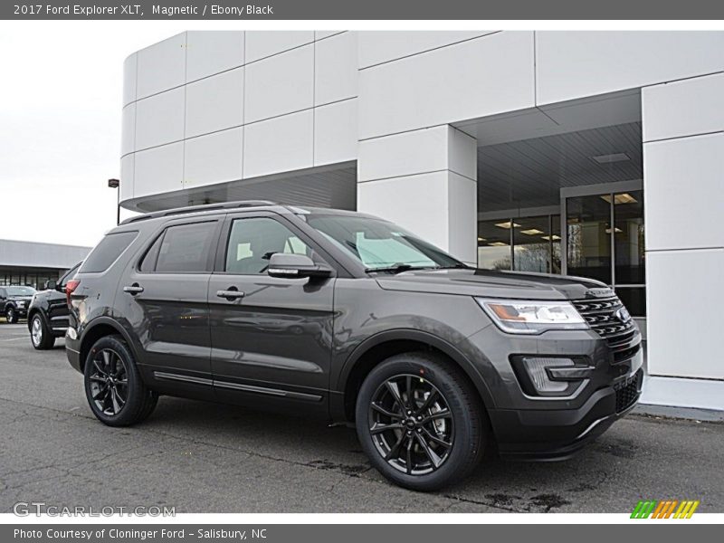 Front 3/4 View of 2017 Explorer XLT