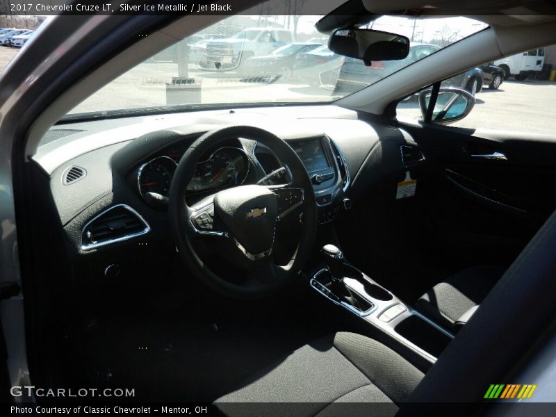 Silver Ice Metallic / Jet Black 2017 Chevrolet Cruze LT