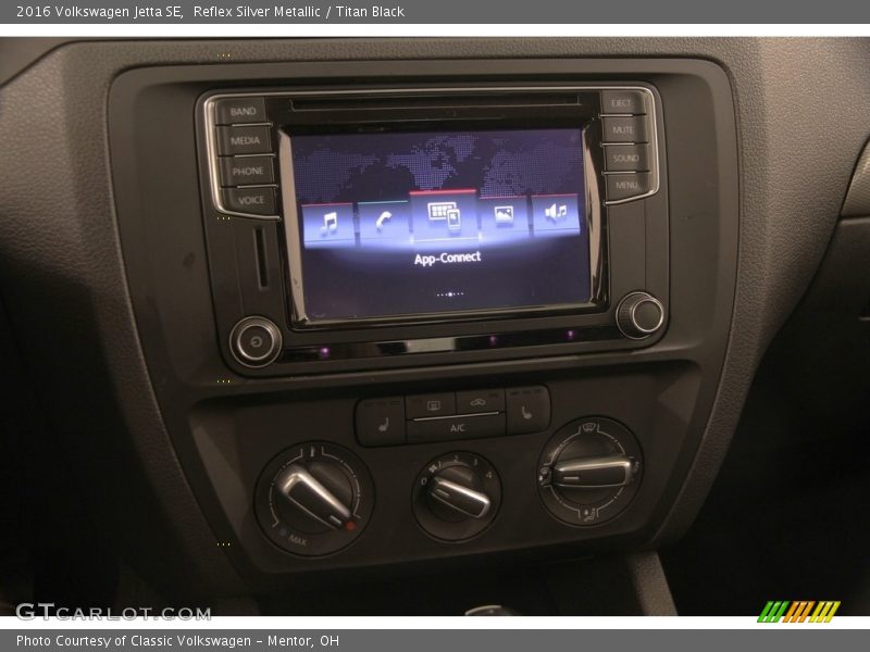 Reflex Silver Metallic / Titan Black 2016 Volkswagen Jetta SE