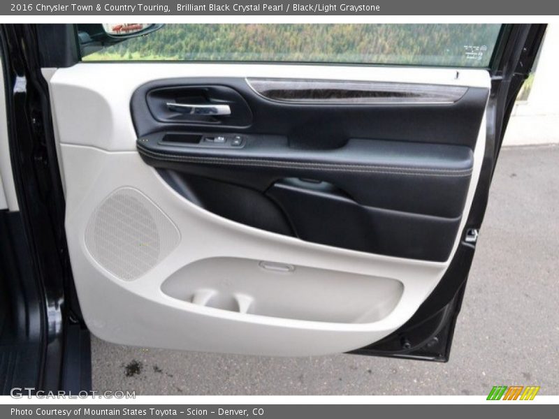 Brilliant Black Crystal Pearl / Black/Light Graystone 2016 Chrysler Town & Country Touring