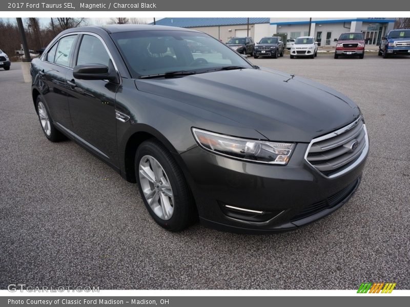 Front 3/4 View of 2017 Taurus SEL