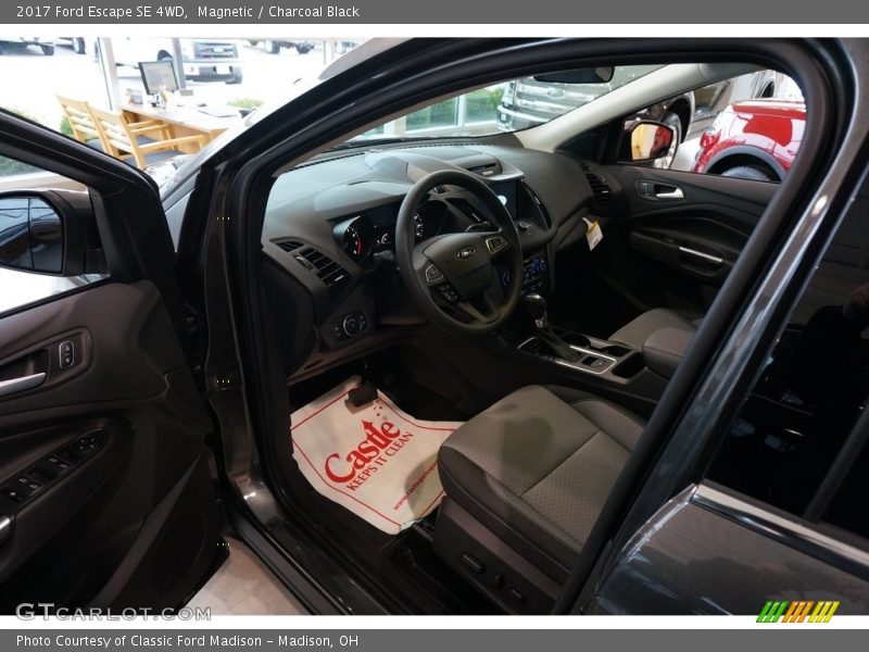 Magnetic / Charcoal Black 2017 Ford Escape SE 4WD