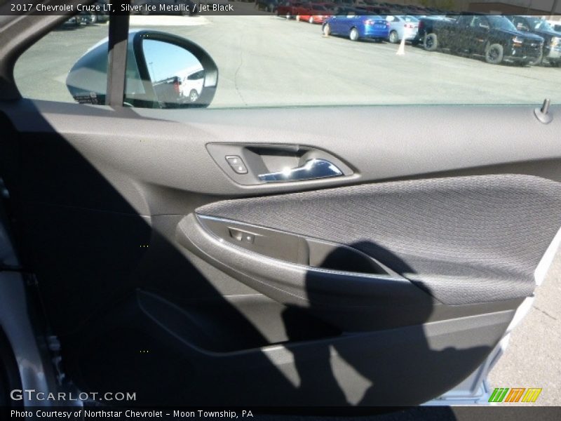Silver Ice Metallic / Jet Black 2017 Chevrolet Cruze LT