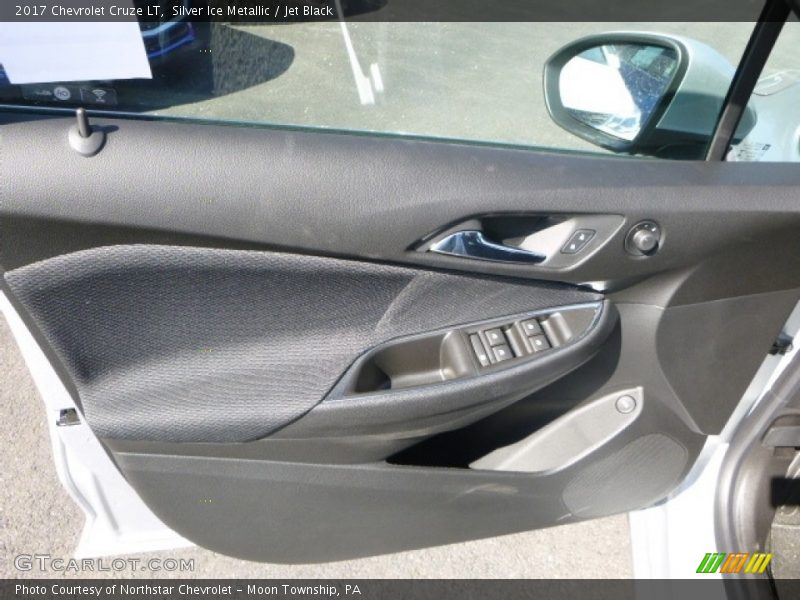 Silver Ice Metallic / Jet Black 2017 Chevrolet Cruze LT