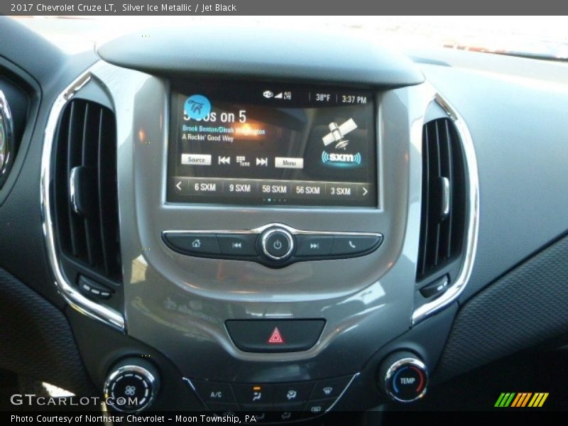 Silver Ice Metallic / Jet Black 2017 Chevrolet Cruze LT