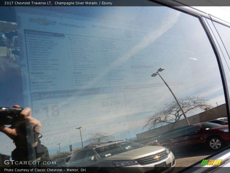 Champagne Silver Metallic / Ebony 2017 Chevrolet Traverse LT
