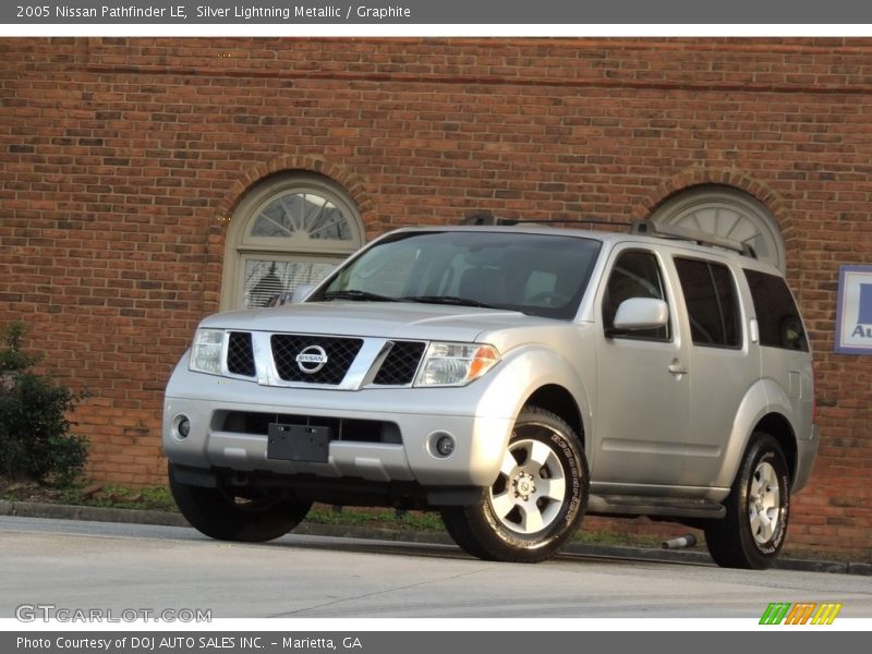 Front 3/4 View of 2005 Pathfinder LE