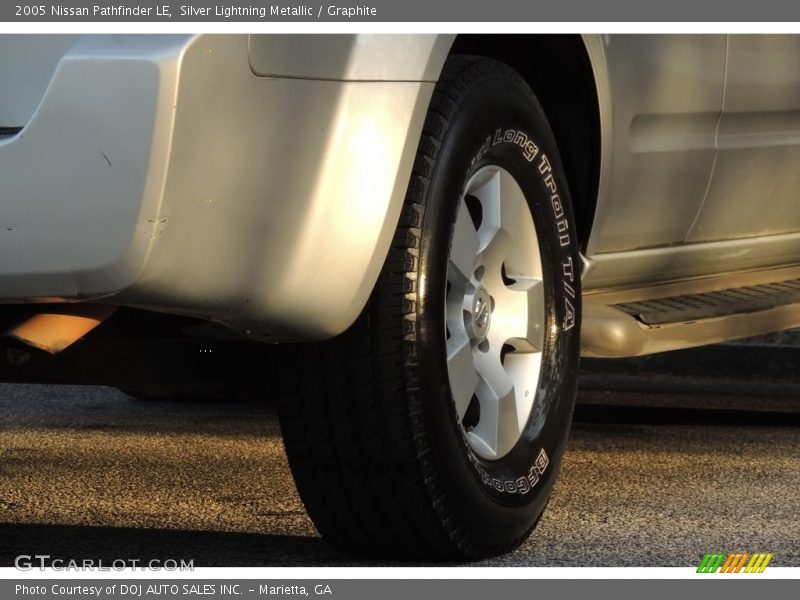 Silver Lightning Metallic / Graphite 2005 Nissan Pathfinder LE