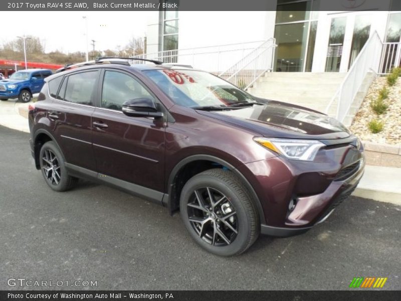 Front 3/4 View of 2017 RAV4 SE AWD