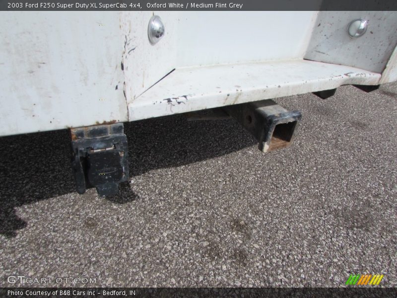 Oxford White / Medium Flint Grey 2003 Ford F250 Super Duty XL SuperCab 4x4