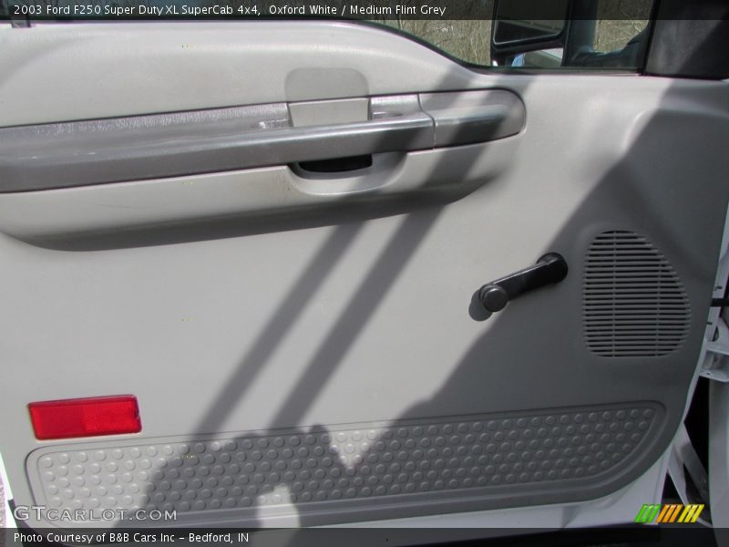 Oxford White / Medium Flint Grey 2003 Ford F250 Super Duty XL SuperCab 4x4