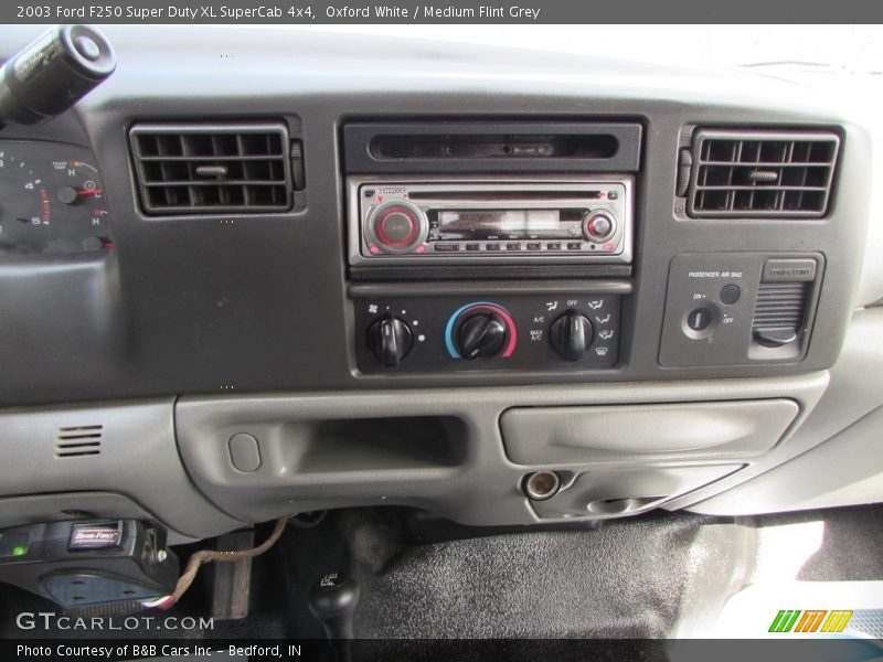 Oxford White / Medium Flint Grey 2003 Ford F250 Super Duty XL SuperCab 4x4