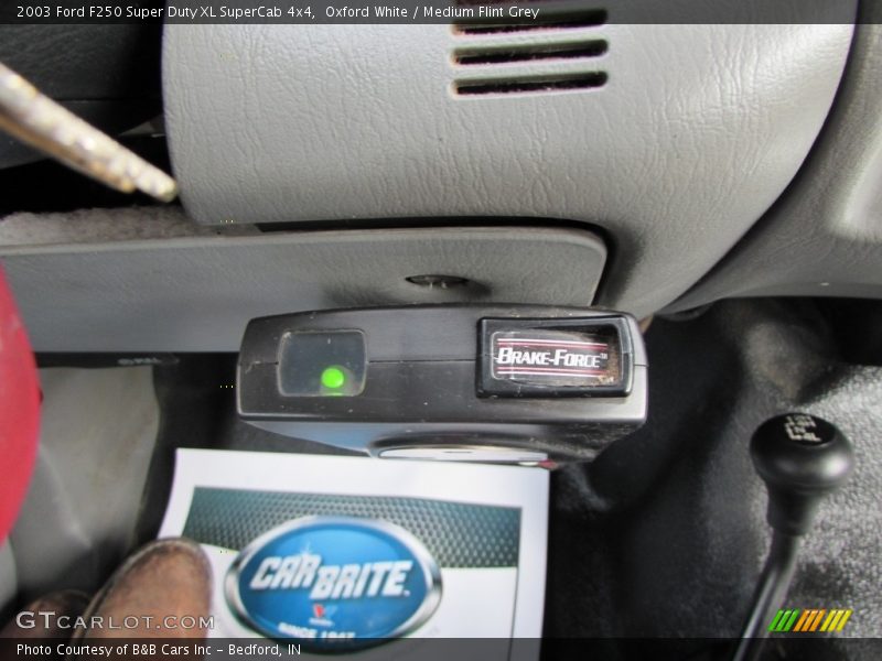 Oxford White / Medium Flint Grey 2003 Ford F250 Super Duty XL SuperCab 4x4