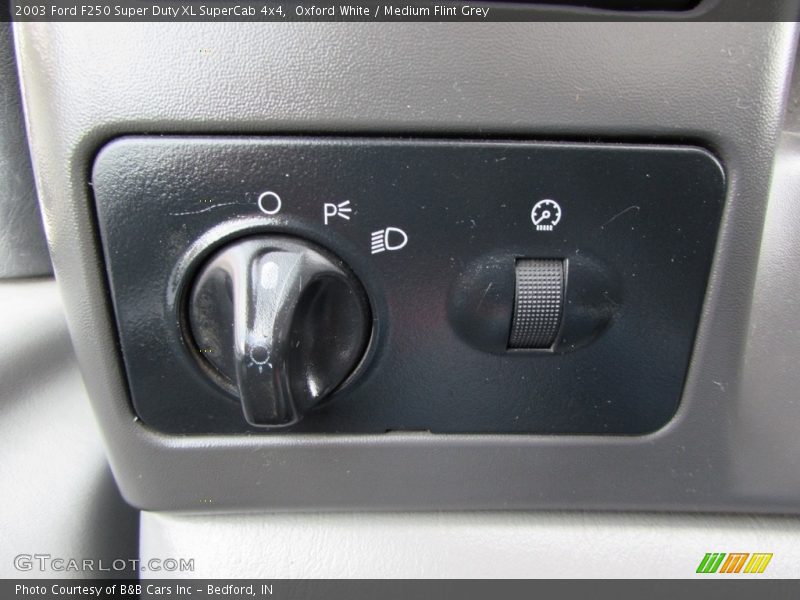 Oxford White / Medium Flint Grey 2003 Ford F250 Super Duty XL SuperCab 4x4