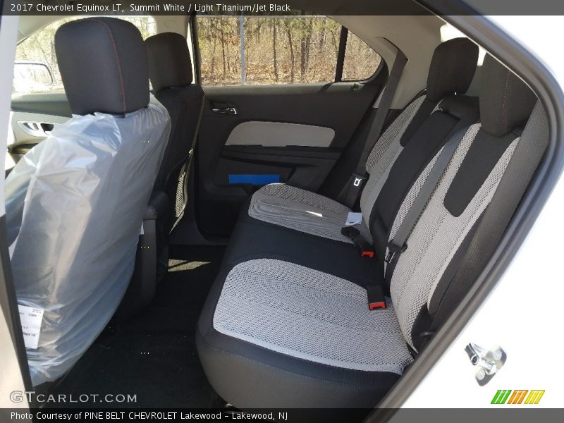 Summit White / Light Titanium/Jet Black 2017 Chevrolet Equinox LT