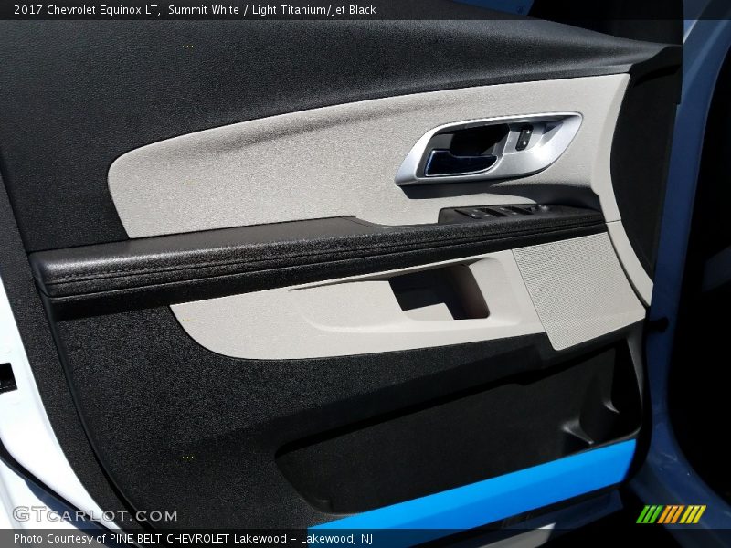 Summit White / Light Titanium/Jet Black 2017 Chevrolet Equinox LT