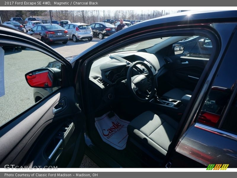 Magnetic / Charcoal Black 2017 Ford Escape SE 4WD