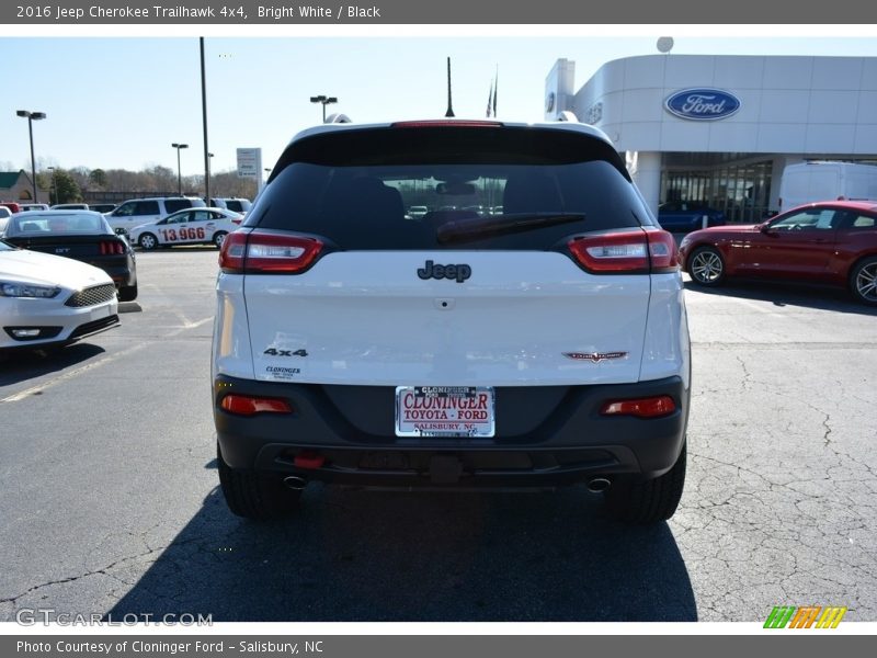Bright White / Black 2016 Jeep Cherokee Trailhawk 4x4