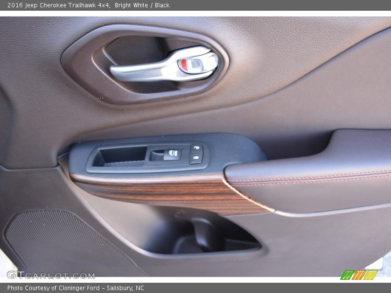 Bright White / Black 2016 Jeep Cherokee Trailhawk 4x4