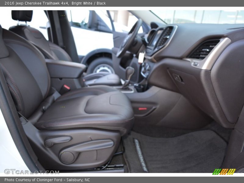 Bright White / Black 2016 Jeep Cherokee Trailhawk 4x4