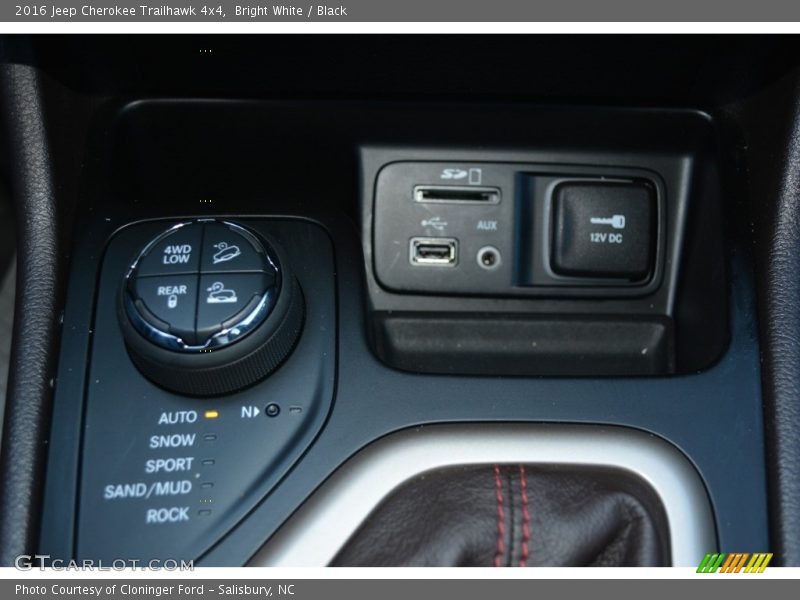 Bright White / Black 2016 Jeep Cherokee Trailhawk 4x4