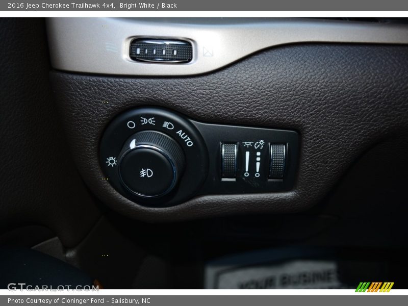 Bright White / Black 2016 Jeep Cherokee Trailhawk 4x4