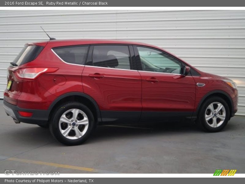 Ruby Red Metallic / Charcoal Black 2016 Ford Escape SE