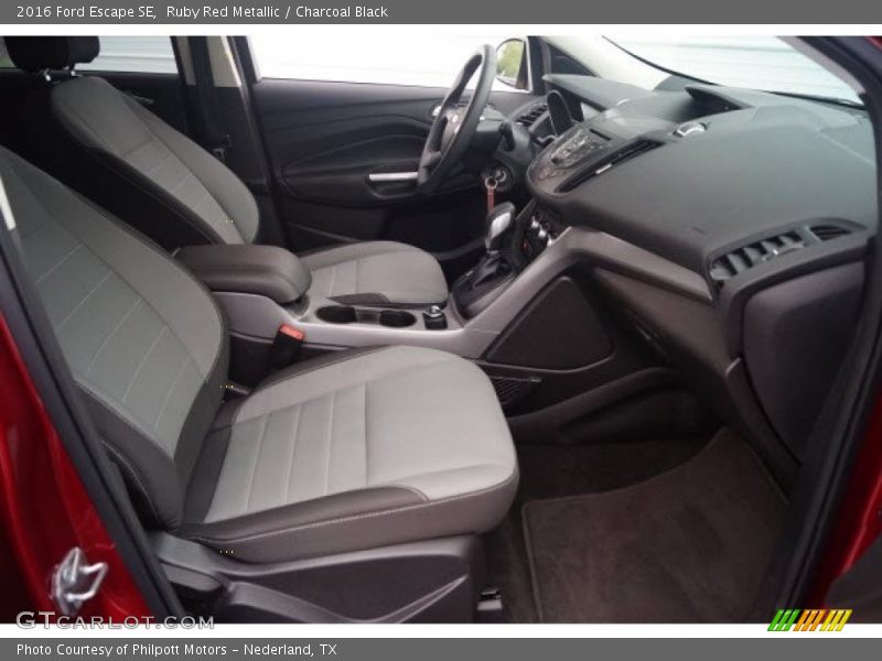 Ruby Red Metallic / Charcoal Black 2016 Ford Escape SE