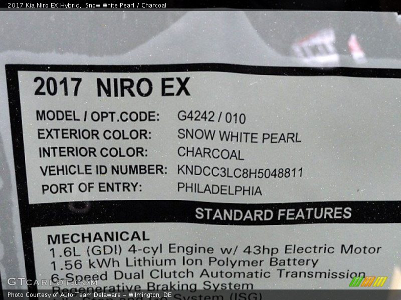 Snow White Pearl / Charcoal 2017 Kia Niro EX Hybrid