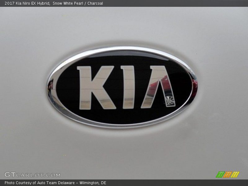 Snow White Pearl / Charcoal 2017 Kia Niro EX Hybrid