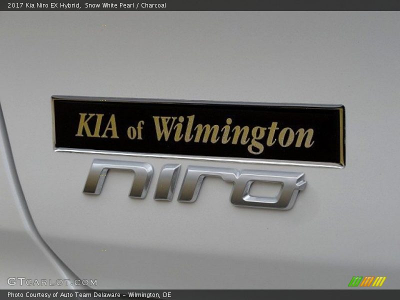 Snow White Pearl / Charcoal 2017 Kia Niro EX Hybrid