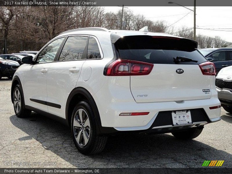 Snow White Pearl / Charcoal 2017 Kia Niro EX Hybrid