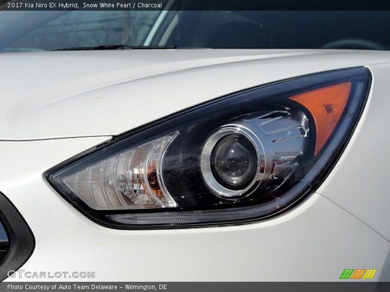 Snow White Pearl / Charcoal 2017 Kia Niro EX Hybrid