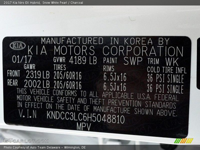 Snow White Pearl / Charcoal 2017 Kia Niro EX Hybrid