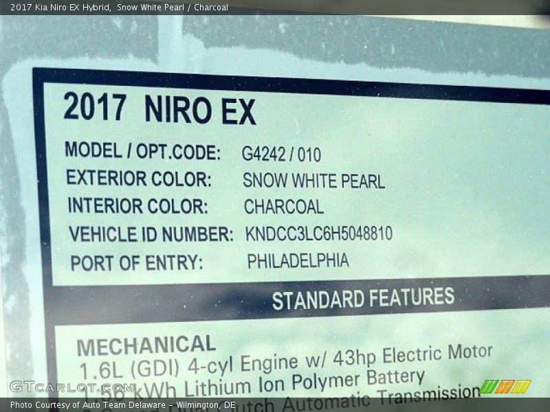 Snow White Pearl / Charcoal 2017 Kia Niro EX Hybrid