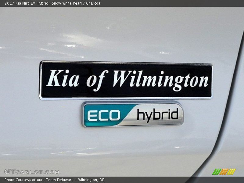 Snow White Pearl / Charcoal 2017 Kia Niro EX Hybrid