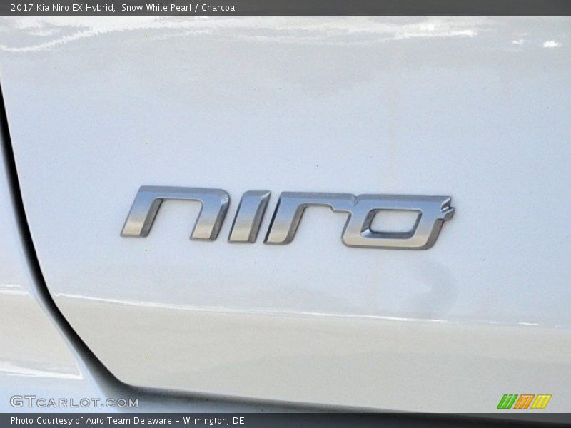 Snow White Pearl / Charcoal 2017 Kia Niro EX Hybrid