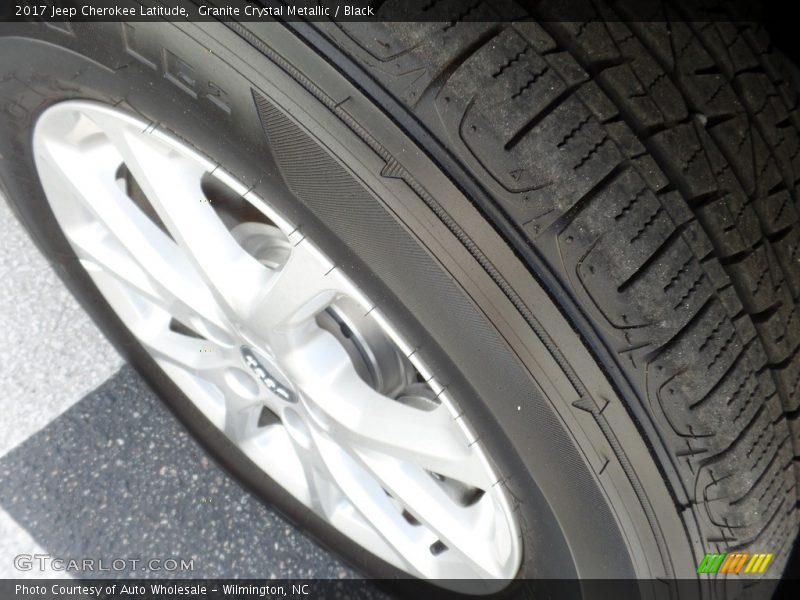 Granite Crystal Metallic / Black 2017 Jeep Cherokee Latitude