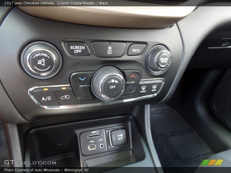 Granite Crystal Metallic / Black 2017 Jeep Cherokee Latitude