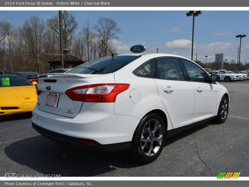 Oxford White / Charcoal Black 2014 Ford Focus SE Sedan