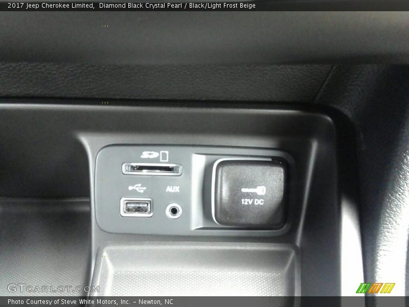 Diamond Black Crystal Pearl / Black/Light Frost Beige 2017 Jeep Cherokee Limited