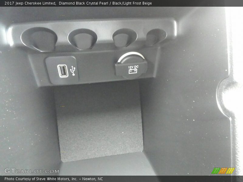 Diamond Black Crystal Pearl / Black/Light Frost Beige 2017 Jeep Cherokee Limited