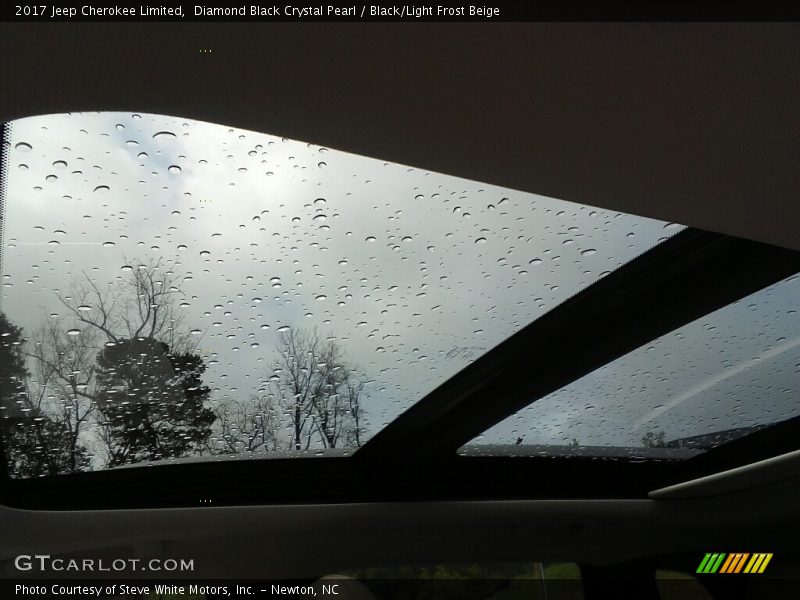 Diamond Black Crystal Pearl / Black/Light Frost Beige 2017 Jeep Cherokee Limited