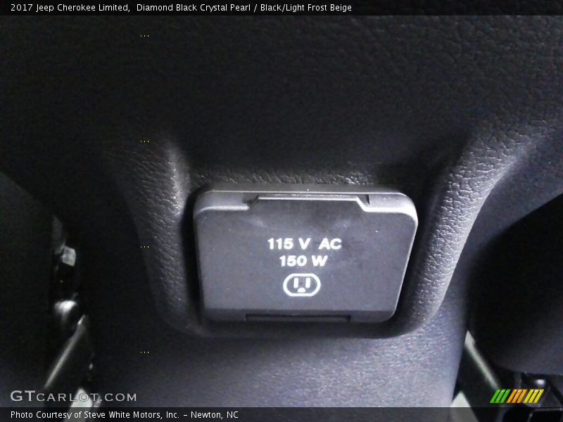 Diamond Black Crystal Pearl / Black/Light Frost Beige 2017 Jeep Cherokee Limited