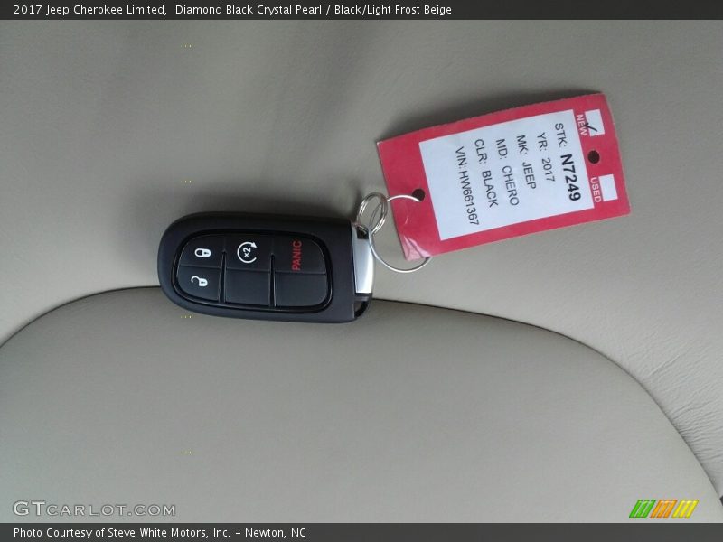 Diamond Black Crystal Pearl / Black/Light Frost Beige 2017 Jeep Cherokee Limited