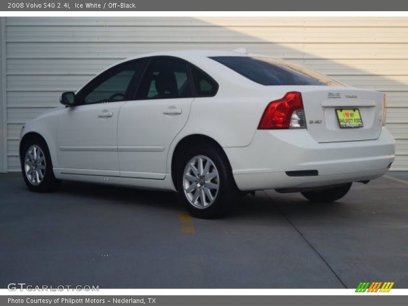 Ice White / Off-Black 2008 Volvo S40 2.4i