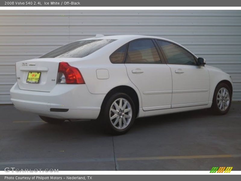 Ice White / Off-Black 2008 Volvo S40 2.4i