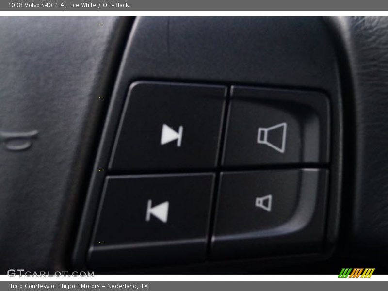 Ice White / Off-Black 2008 Volvo S40 2.4i
