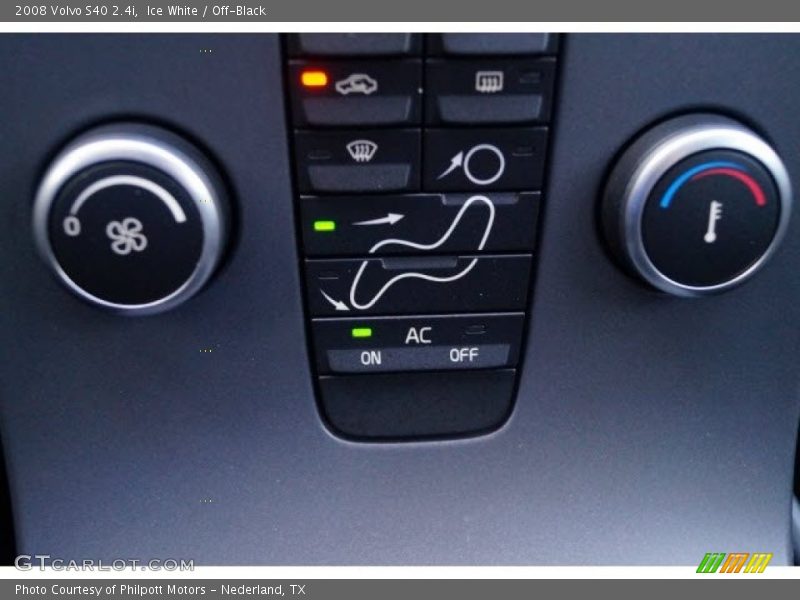 Ice White / Off-Black 2008 Volvo S40 2.4i